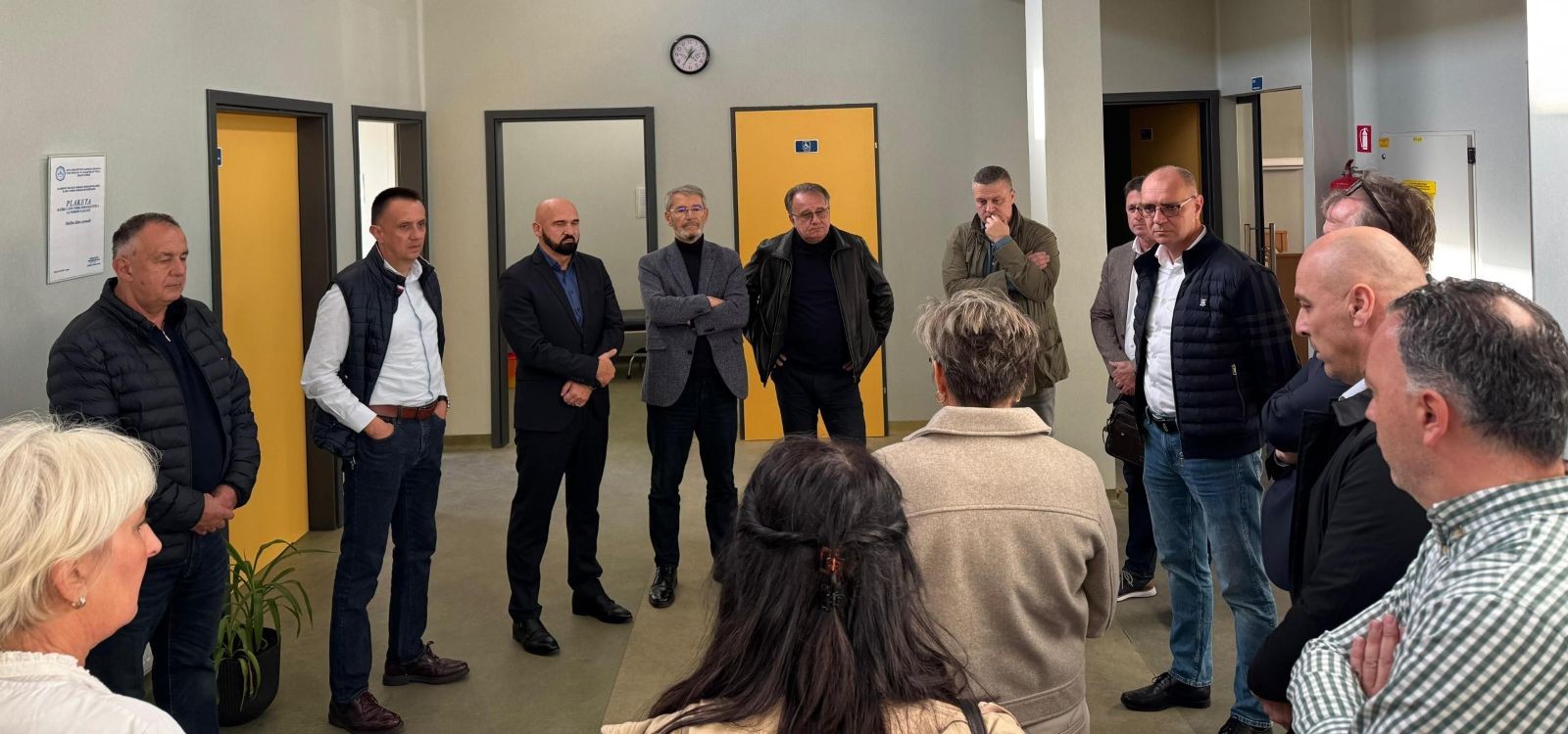 Premijer Nikšić sa dopremijerom Mijatovićem i federalnim ministrima Isakom i Lakićem u Tuzli: Vlada FBiH pružit će podršku nakon požara u Domu penzionera