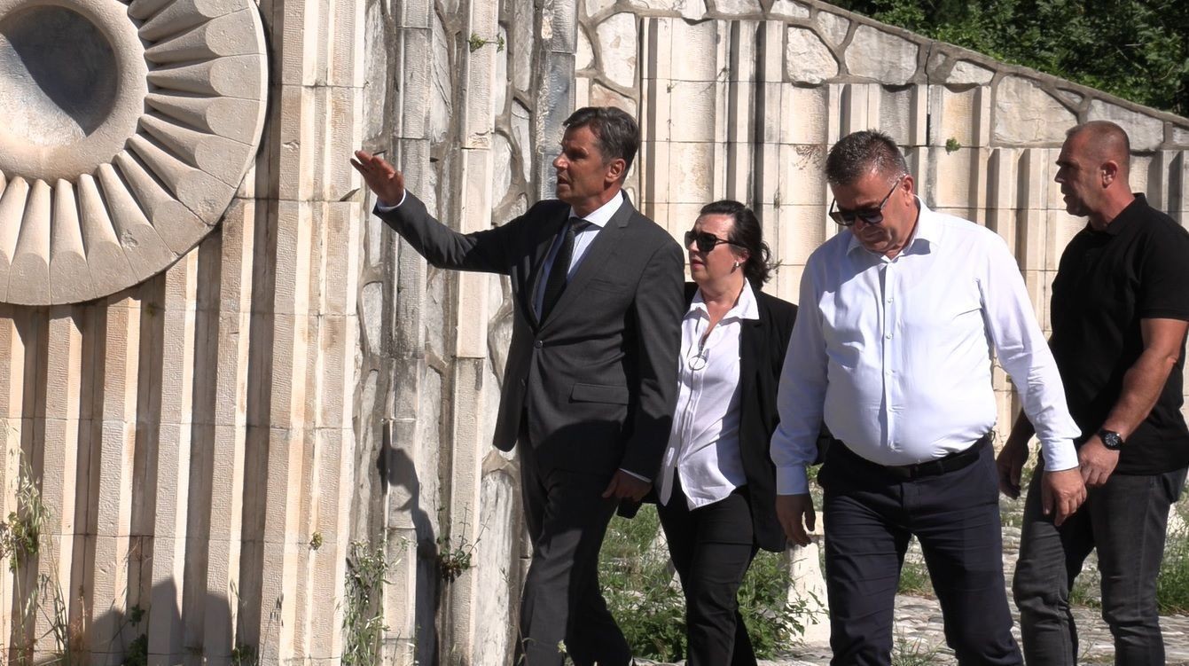 Premijer Novalić: Čin devastacije Partizanskog spomen groblja ne smije ostati bez kazne