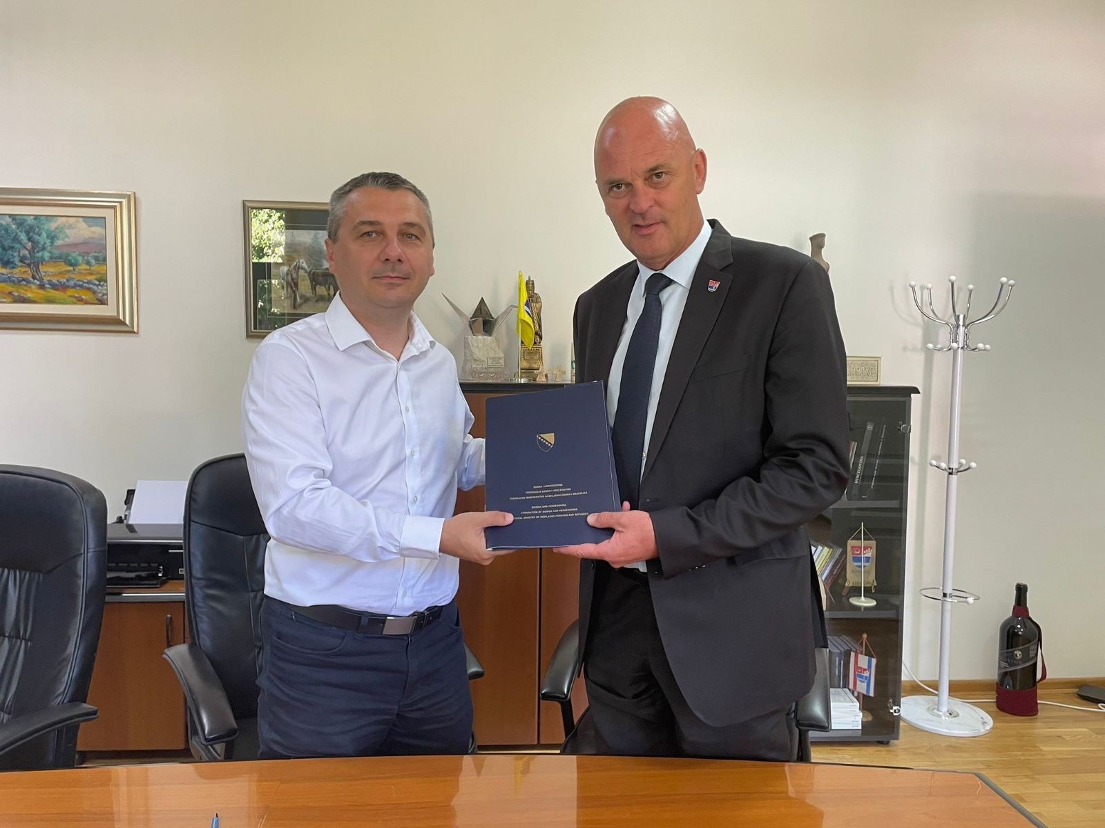 Ministar Dizdar potpisao ugovore o izgradnji infrastrukture i unapređenju zdravstvenih usluga za povratnike u Stocu
