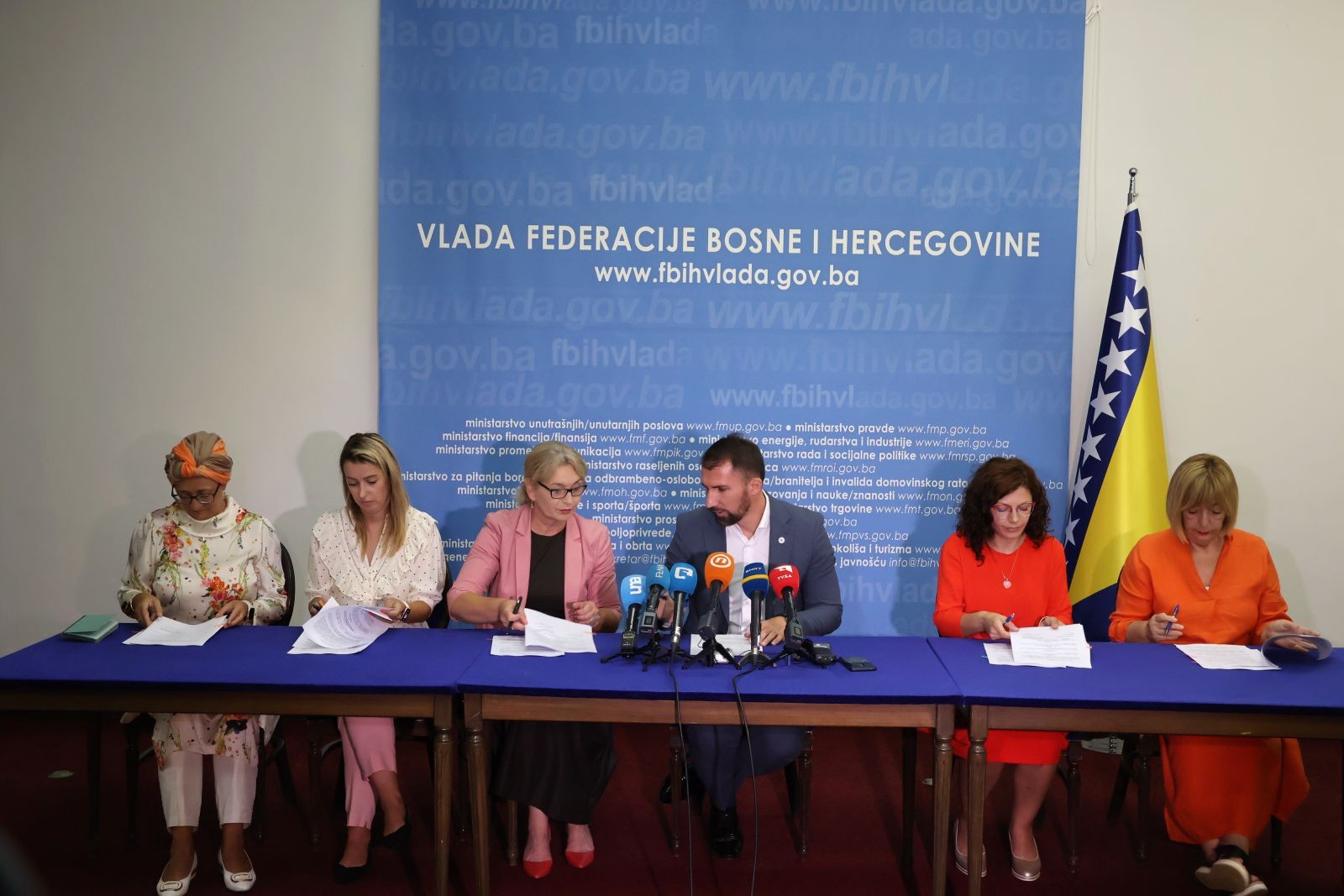 Министар Делић потписао уговоре са сигурним кућама, милион марака за превенцију и збрињавање жртава породичног и родно заснованог насиља