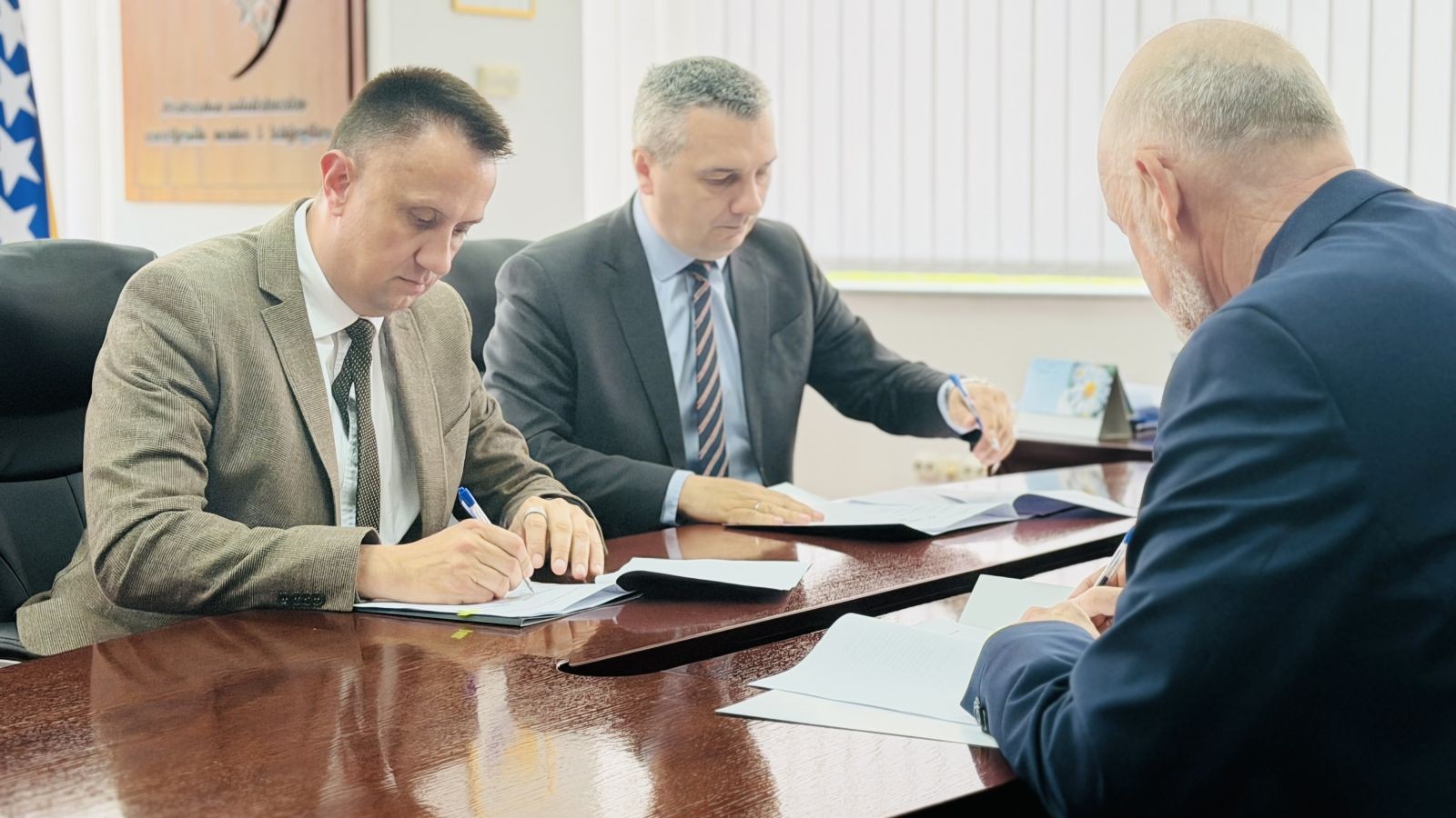 Potpisan sporazum o elektrifikaciji povratničkih naselja u Olovu