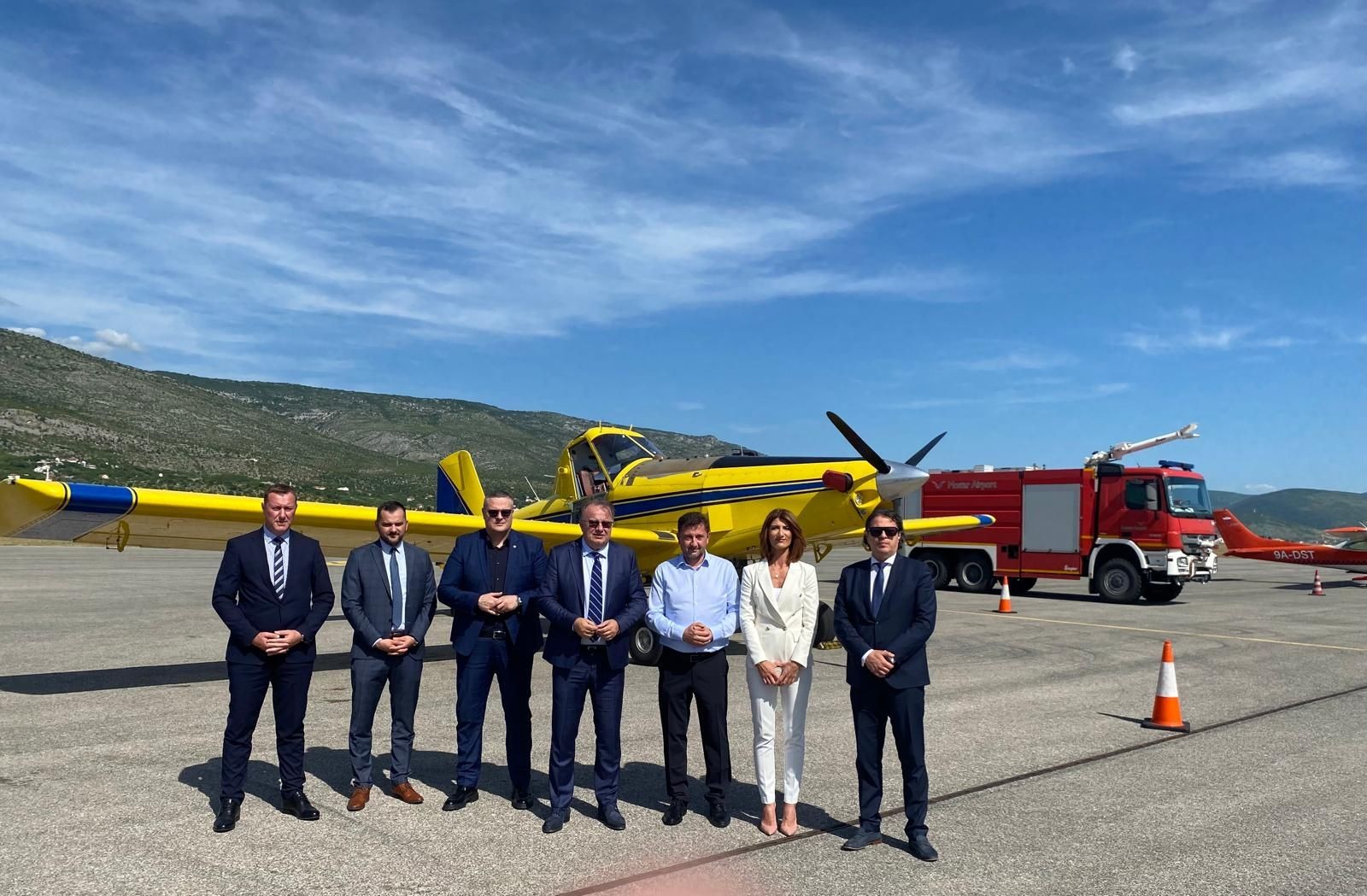 Delegacija Vlade predvođena premijerom Nikšićem posjetila Aerodrom Mostar gdje je stacionirana letjelica za gašenje požara