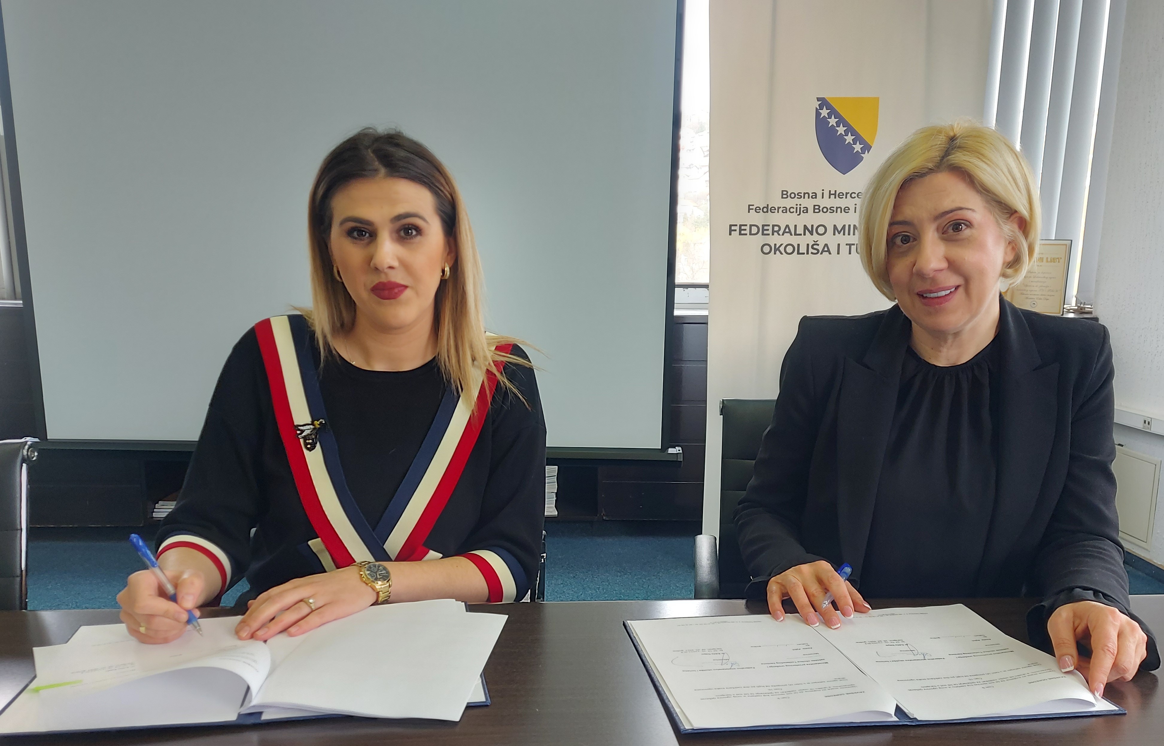 Ministrice Đapo i Ajšić potpisale ugovor: Za uklanjanje opasne deponije u Tuzli 2.000.000 KM