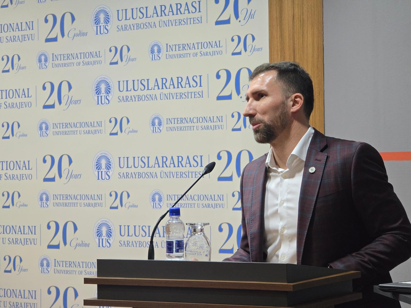 Ministar Delić otvorio univerzitetski sajam karijera na IUS-u: Mladima moramo dati priliku da prvo radno iskustvo steknu u Bosni i Hercegovini