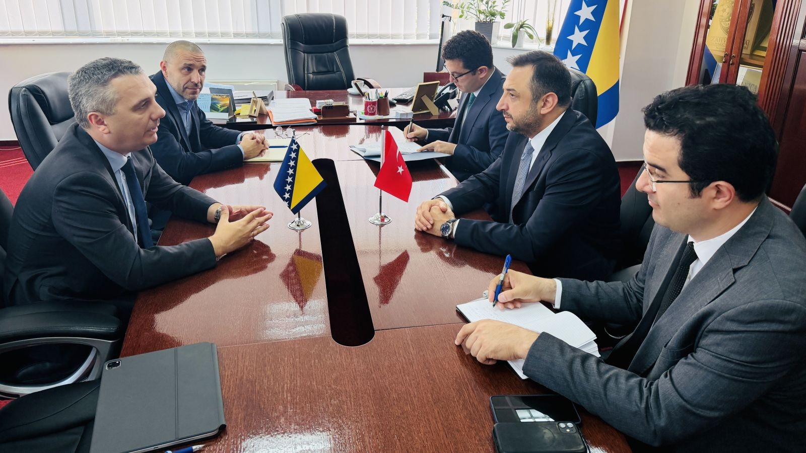 Министар Диздар и амбасадор Аксеки најавили јачање сарадње и нове пројекте подршке повратницима