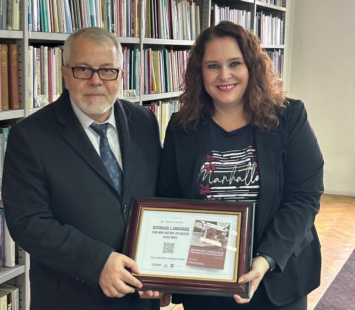 FMON: Ambasadi Turske uručen QR kod za udžbenik bosanskog jezika za strance