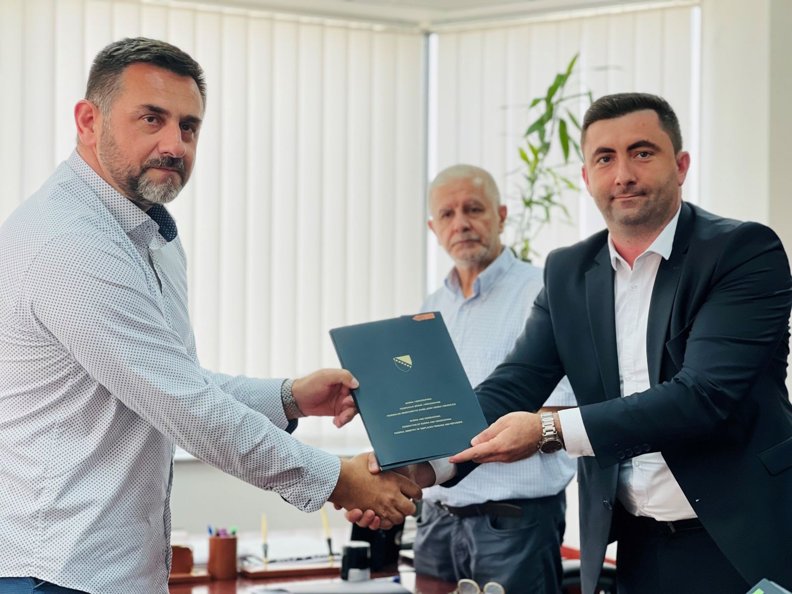 Ramić potpisao ugovore za izgradnju infrastrukture u Bijeljini i Janji