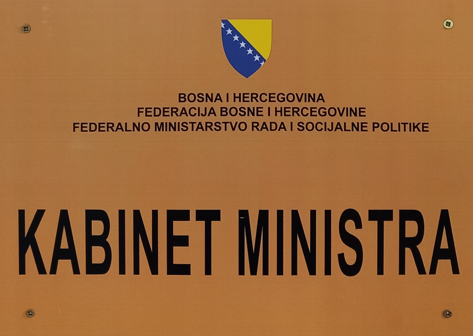 Ministar Delić: Od sljedećeg mjeseca fiksni datumi isplate dječijih dodataka i naknada roditeljima njegovateljima