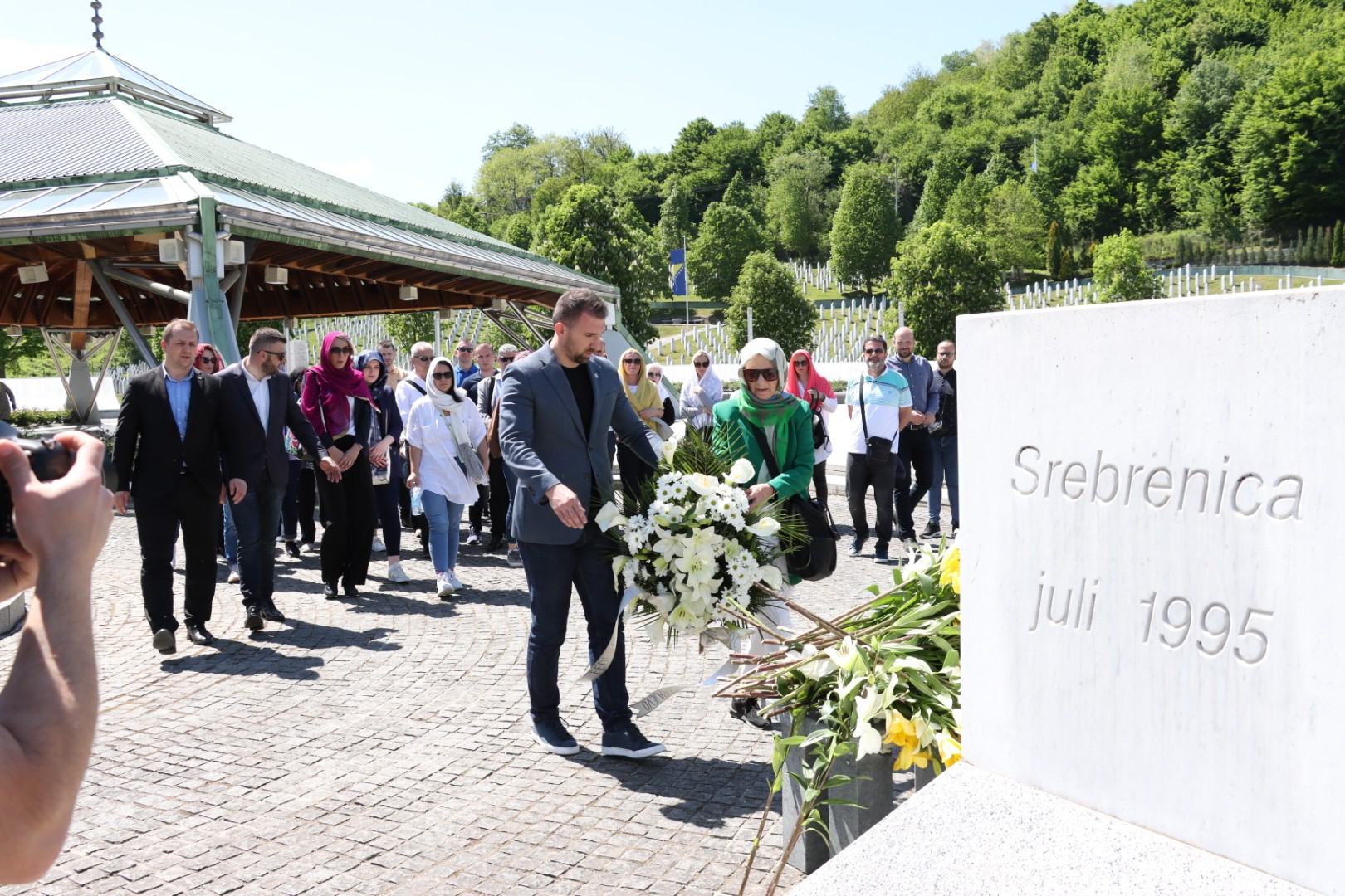 Kolektiv Federalnog ministarstva rada i socijalne politike sa ministrom Delićem posjetio Memorijalni centar Potočari i majke Srebrenice