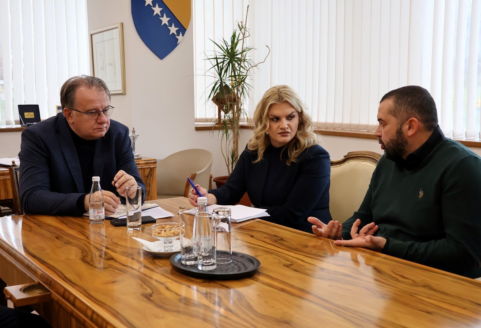 Premijer Nikšić razgovarao sa osnivačem Udruženja pomozi.ba Elvirom Karalićem