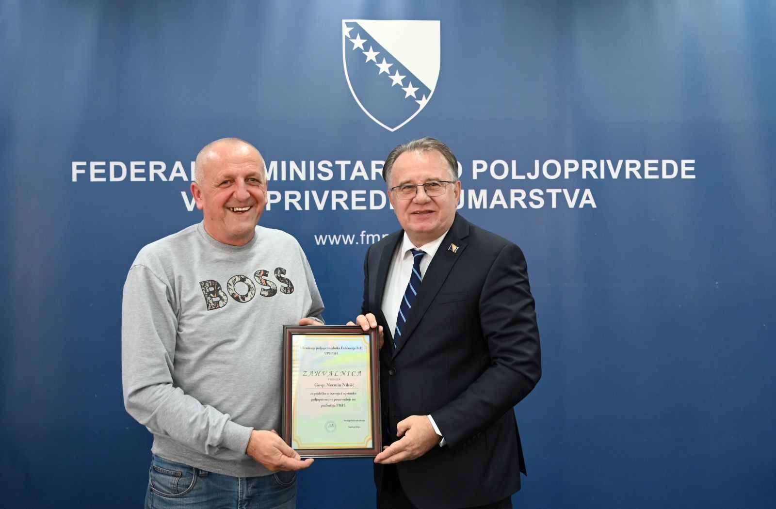 Premijeru Nikšiću i ministru Hrnjiću predstavnici poljoprivrednika uručili zahvalnice za podršku razvoju poljoprivredne proizvodnje u FBiH