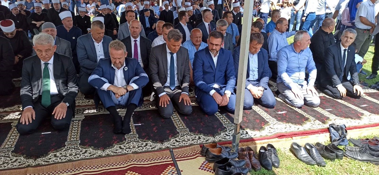 Premijer Novalić prisustvovao kolektivnoj dženazi prijedorskim žrtvama