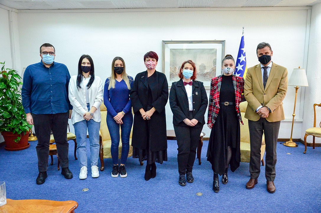 Premijer Novalić podržao pobjednike regionalnog takmičenja u simulaciji suđenja