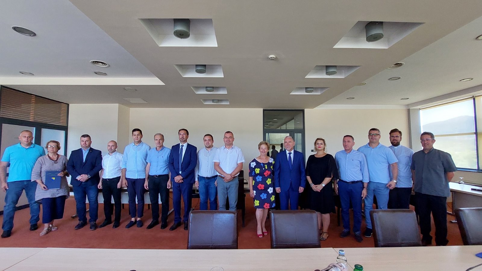 Ministar Martić u Vitezu: Potpisani ugovori vrijedno 1,3 miliona KM za poboljšanje energetske efikasnosti i sanaciju šteta od poplava i klizišta u SBK