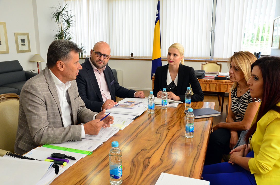 Premijer Novalić održao sastanak o uspostavljanju servisnih centara u FBiH