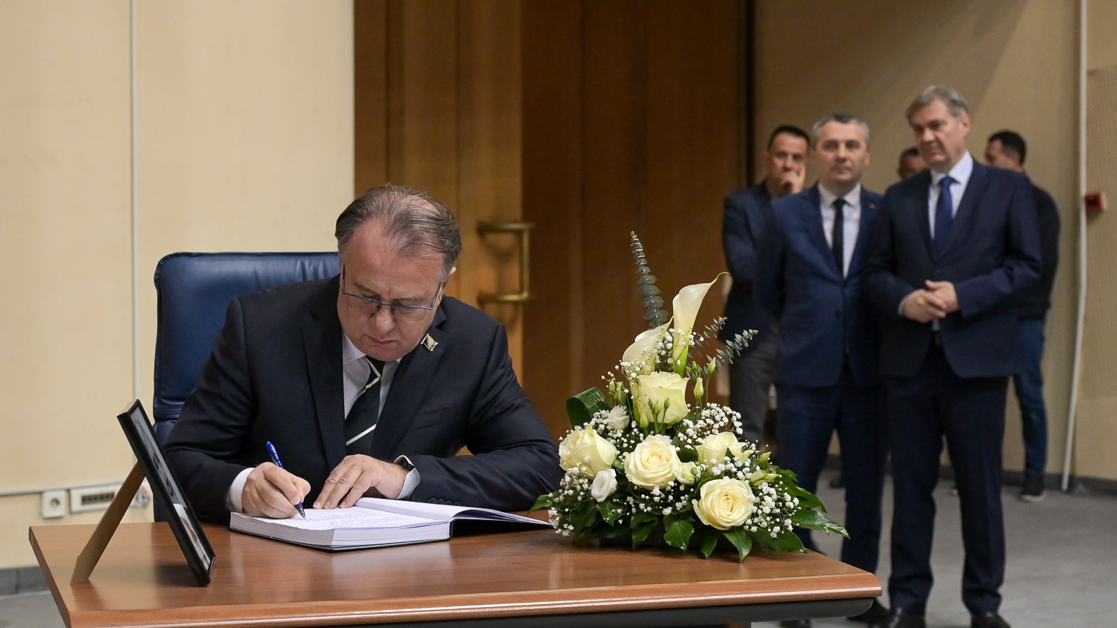 Премијер Никшић на комеморацији академику Махмутћехајићу: Његов живот свједочи да се домовина не брани само оружјем и политиком, него и мишљу, ријечју