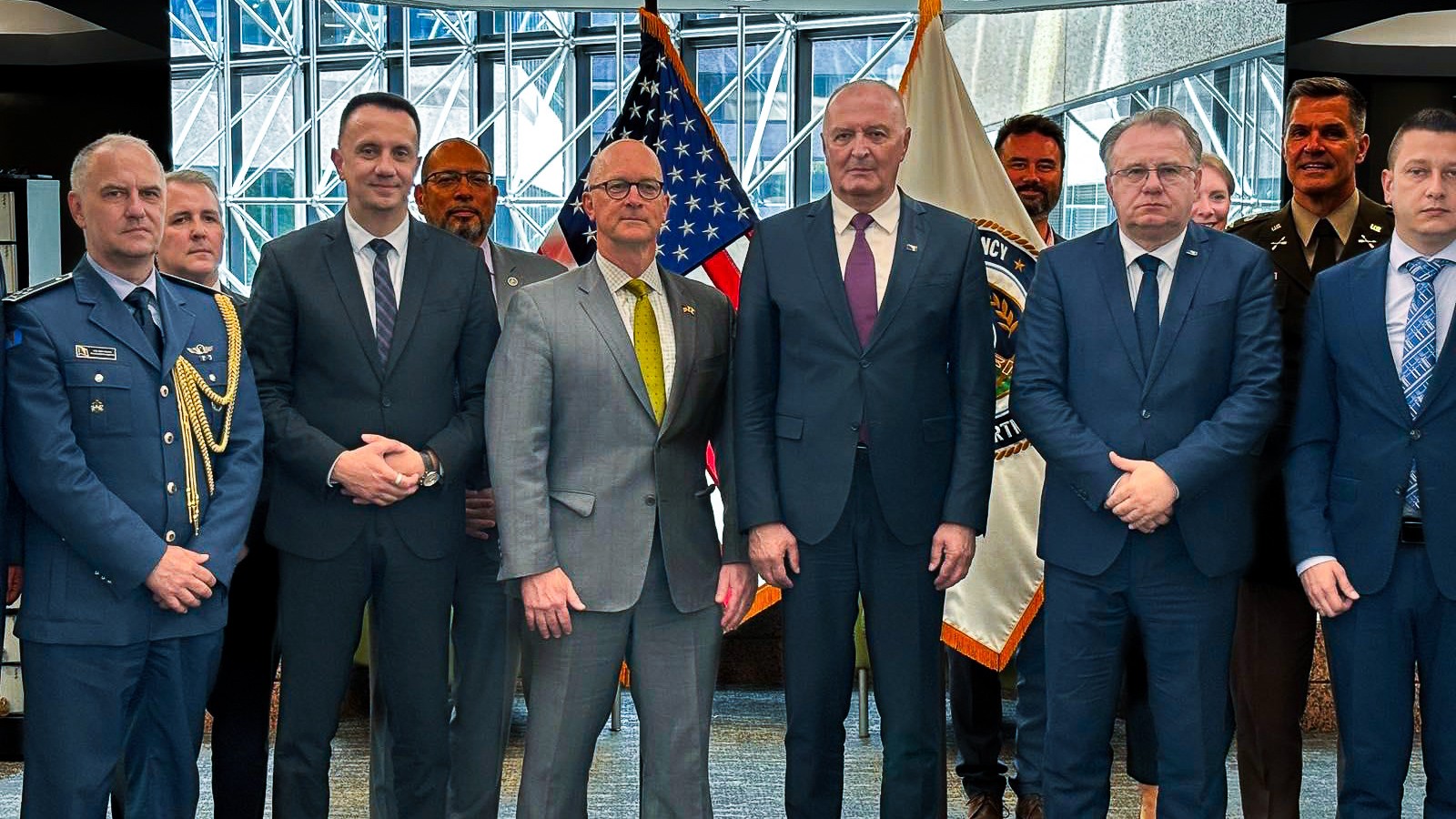 Premijer Nikšić i ministri Lakić i Helez razgovarali sa direktorom Agencije za sigurnosnu saradnju u oblasti odbrane o strateškim projektima