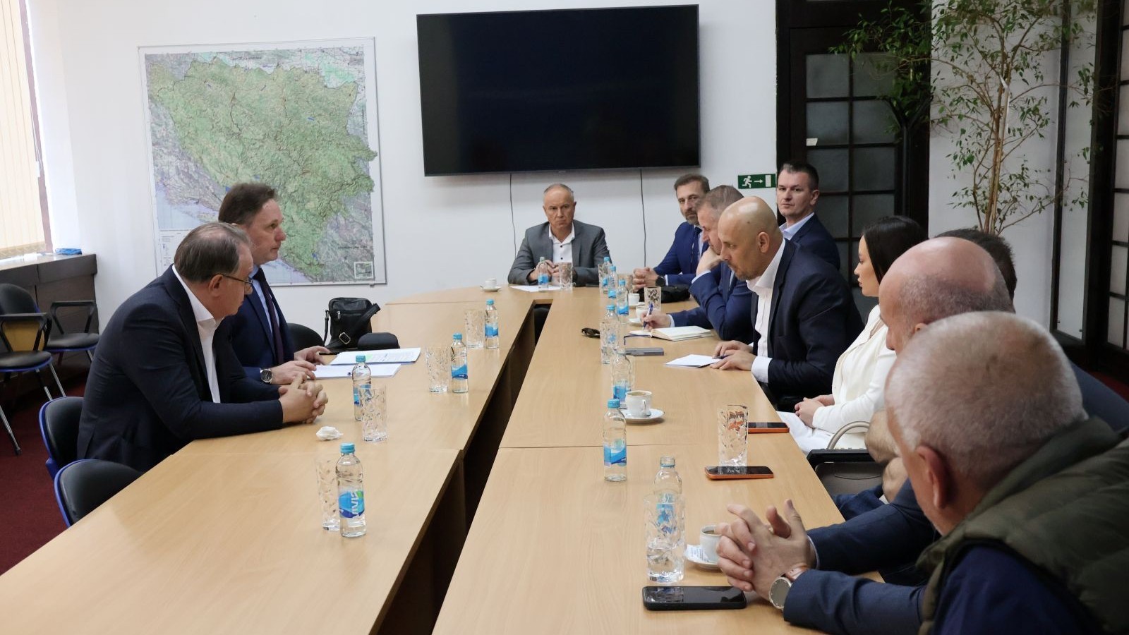 Premijer Nikšić i ministar Hrnjić s predstavnicima mljekarske industrije: Zajedničkim mjerama očuvati proizvodnju mlijeka