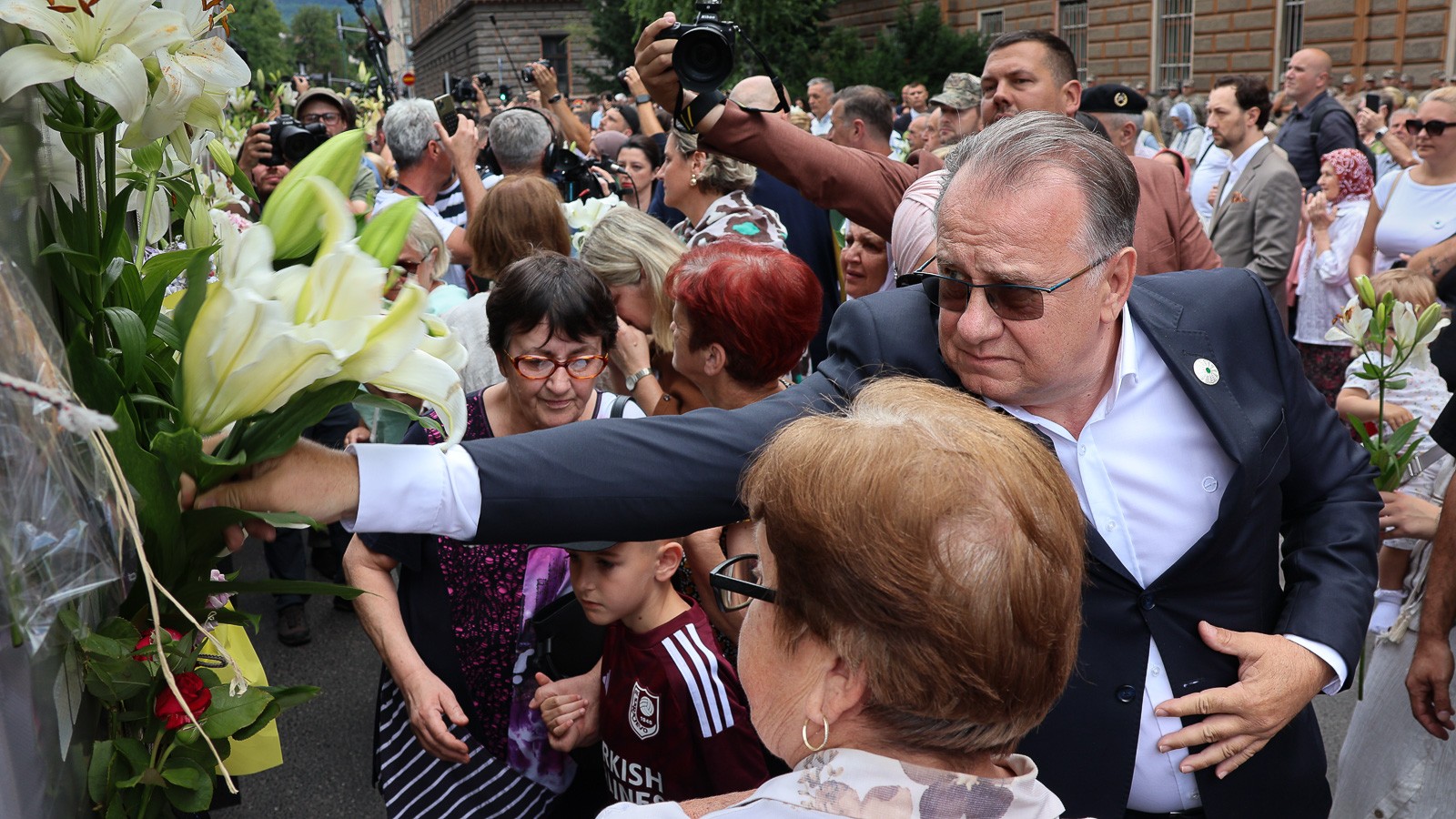Premijer Nikšić prisustvovao ispraćaju kolone s posmrtnim ostacima žrtava genocida u Srebrenici
