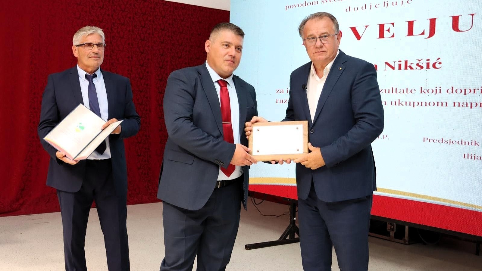 Premijeru Nikšiću uručena Povelja opštine Vukosavlje