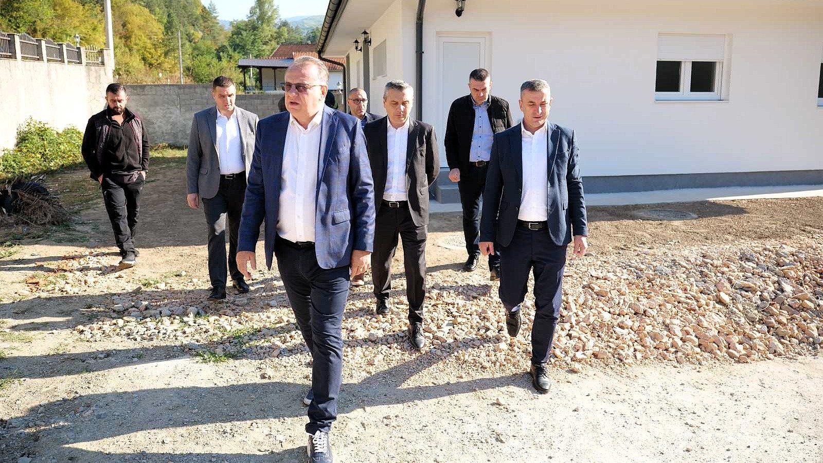 Премијер Никшић и министар Диздар обишли новоизграђене објекте у Коњицу: Сигурни и достојанствени домови за породице погођене поплавама