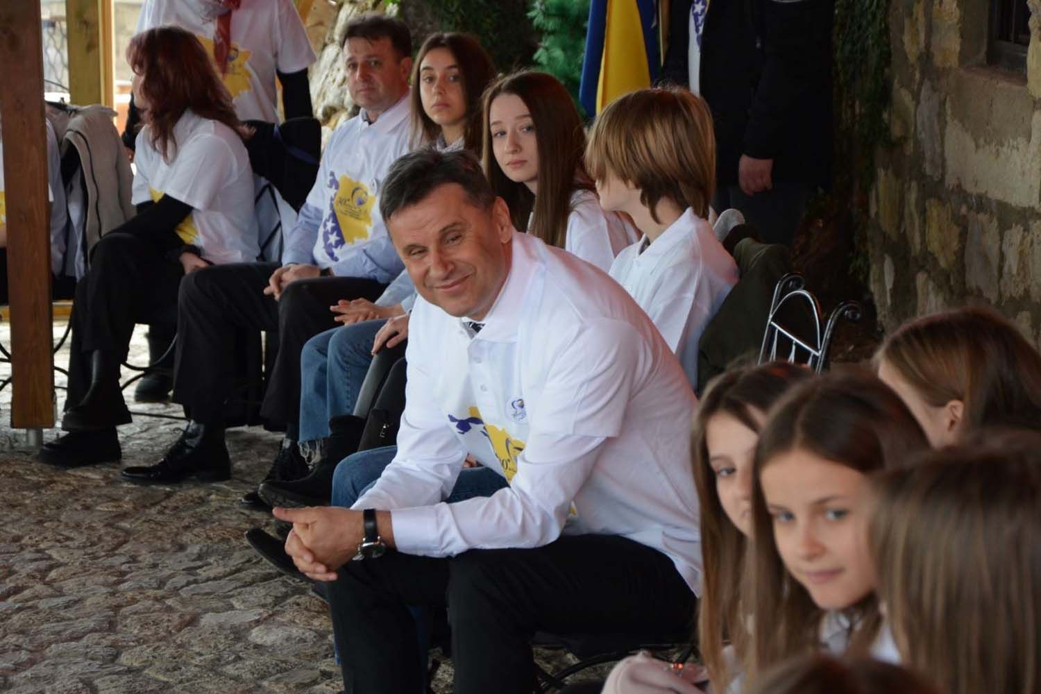 Premijer Novalić sa školarcima iz Gradačca razgovarao na kuli Husein kapetana Gradaščevića