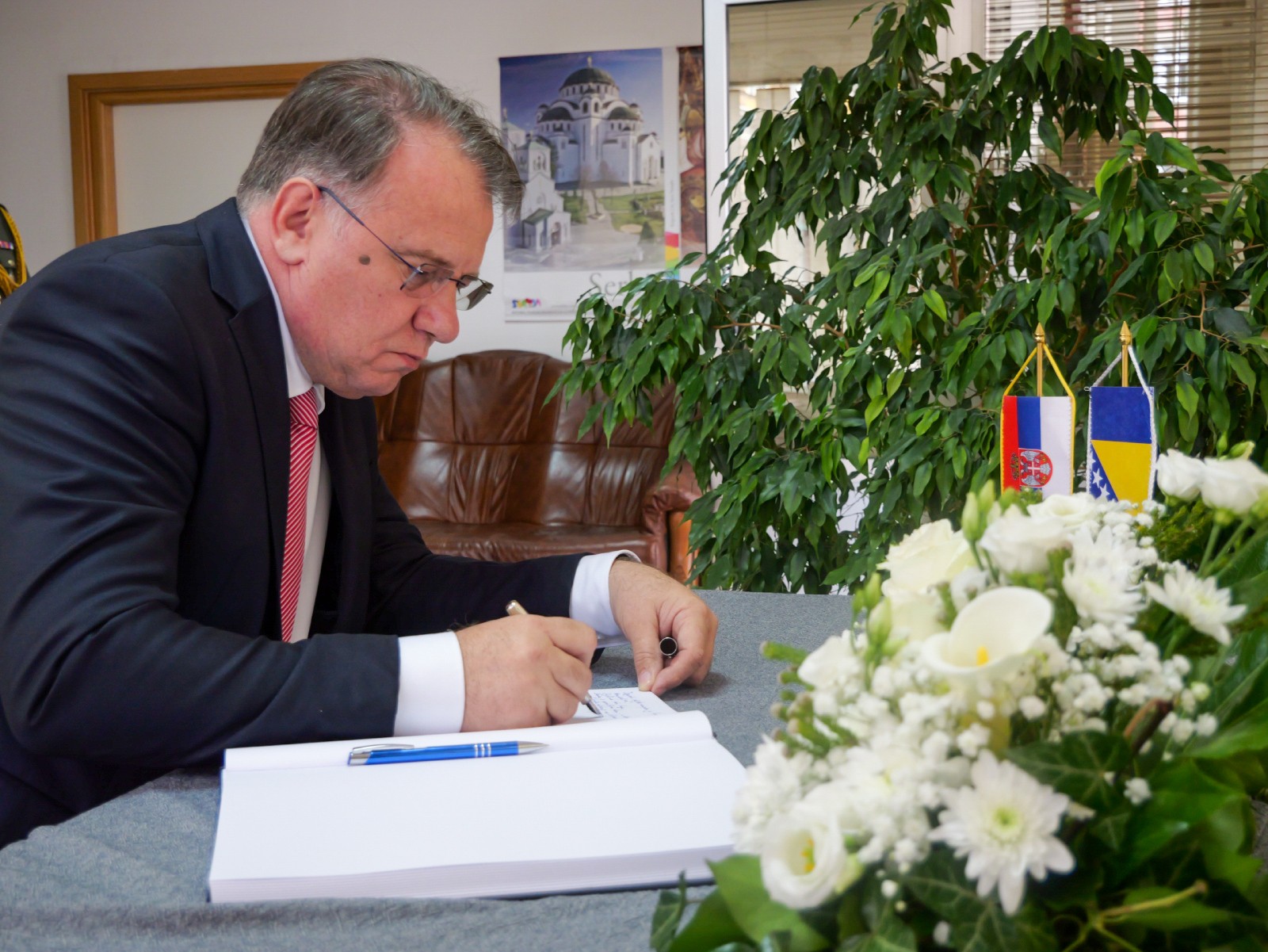 Premijer Nikšić se upisao u Knjigu žalosti u Ambasadi Srbije u Sarajevu
