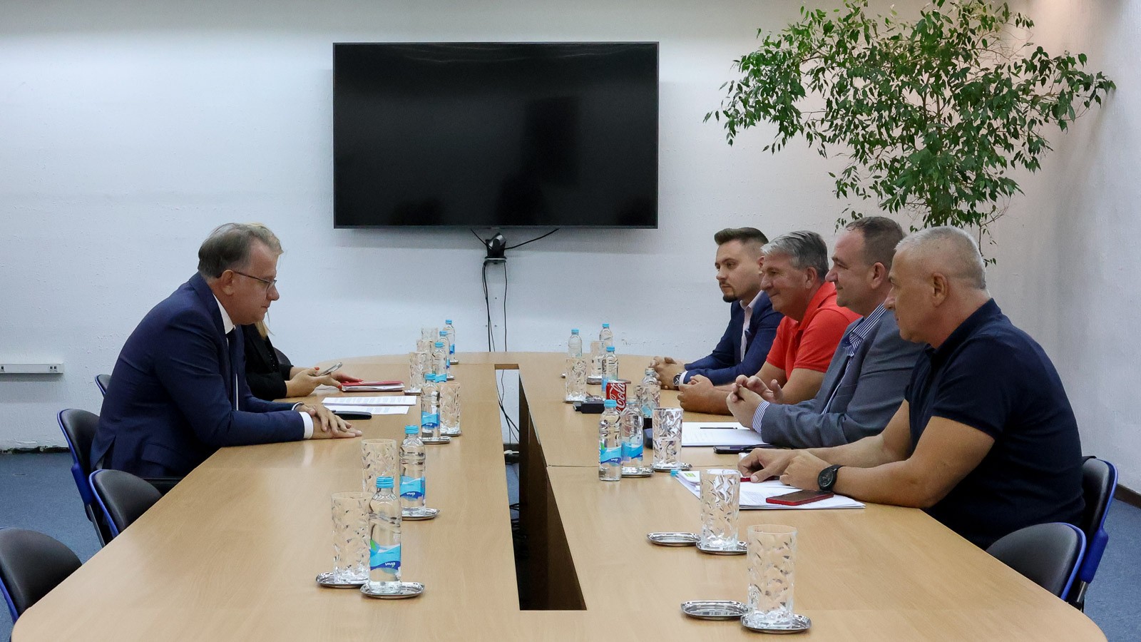 Premijer Nikšić u Vladi FBiH se susreo sa predstavnicima Konzorcijuma „Logistika BiH“: Nakon sastanka prijevoznici prekinuli blokade