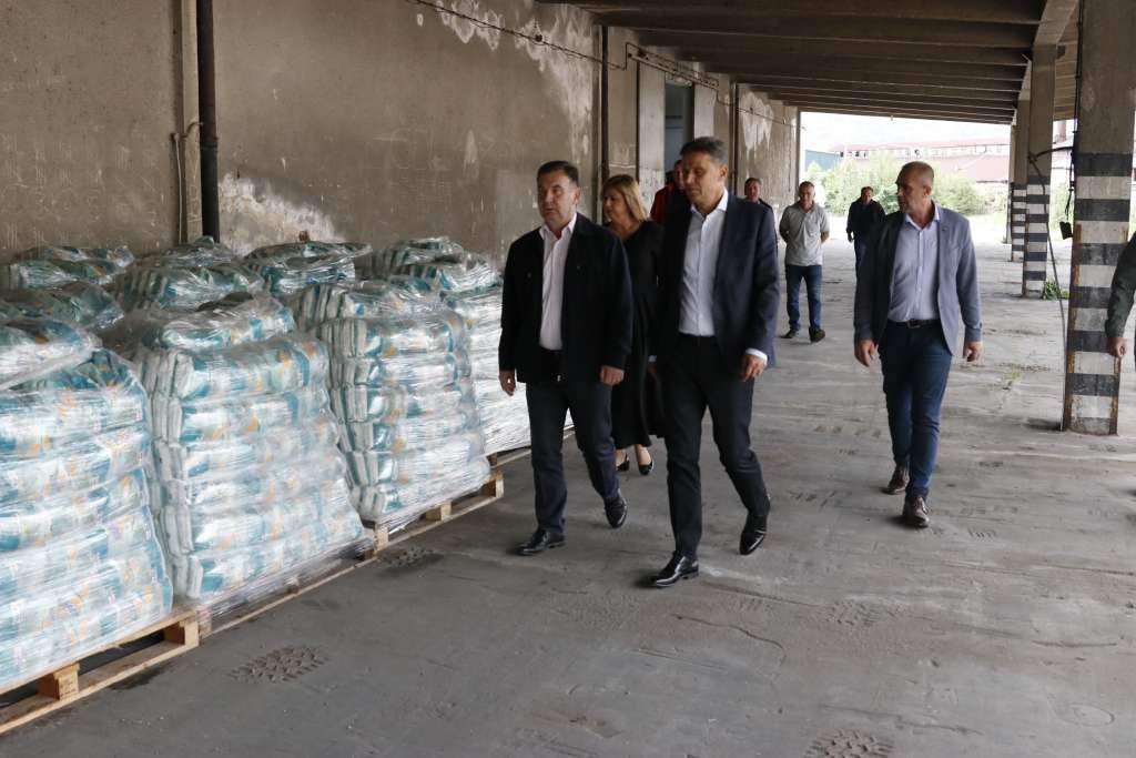 Premijer Novalić posjetio skladište robnih rezervi u Visokom: Počela podjela paketa za 17.000 socijalno ugroženih porodica