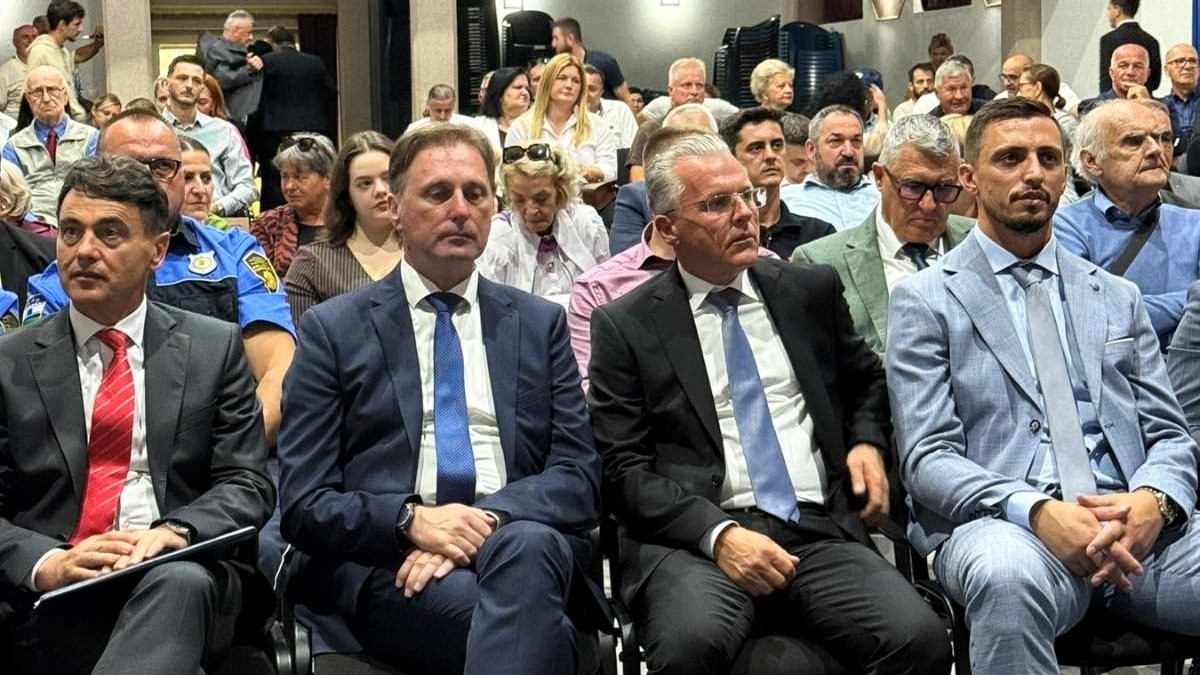 Ministar Hrnjić prisustvovao svečanoj sjednici Gradskog vijeća Bosanske Krupe