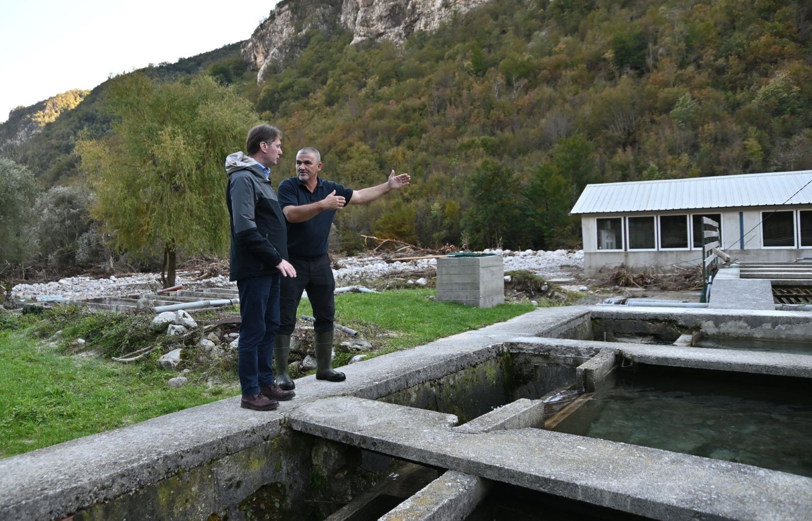 Ministar Hrnjić posjetio uništenu riblju farmu u poplavljenom području nadomak Jablanice