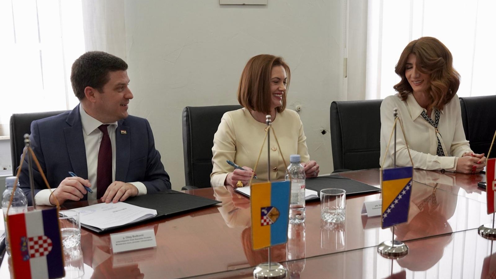 Ministrica Katić nazočila potpisivanju ugovora: Za most u Čapljini ugovor vrijedan pet milijuna eura, a u Mostaru 1,75 milijuna eura za jačanje zračne povezanosti i infrastrukture