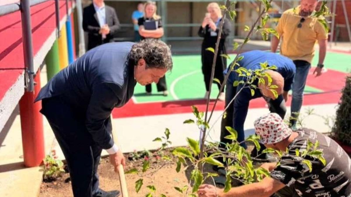 Dopremijer Kraljević uz Udruženje „Ruka podrške“ kao simbol izgradnje inkluzivnijeg društva zasadio stablo jabuke
