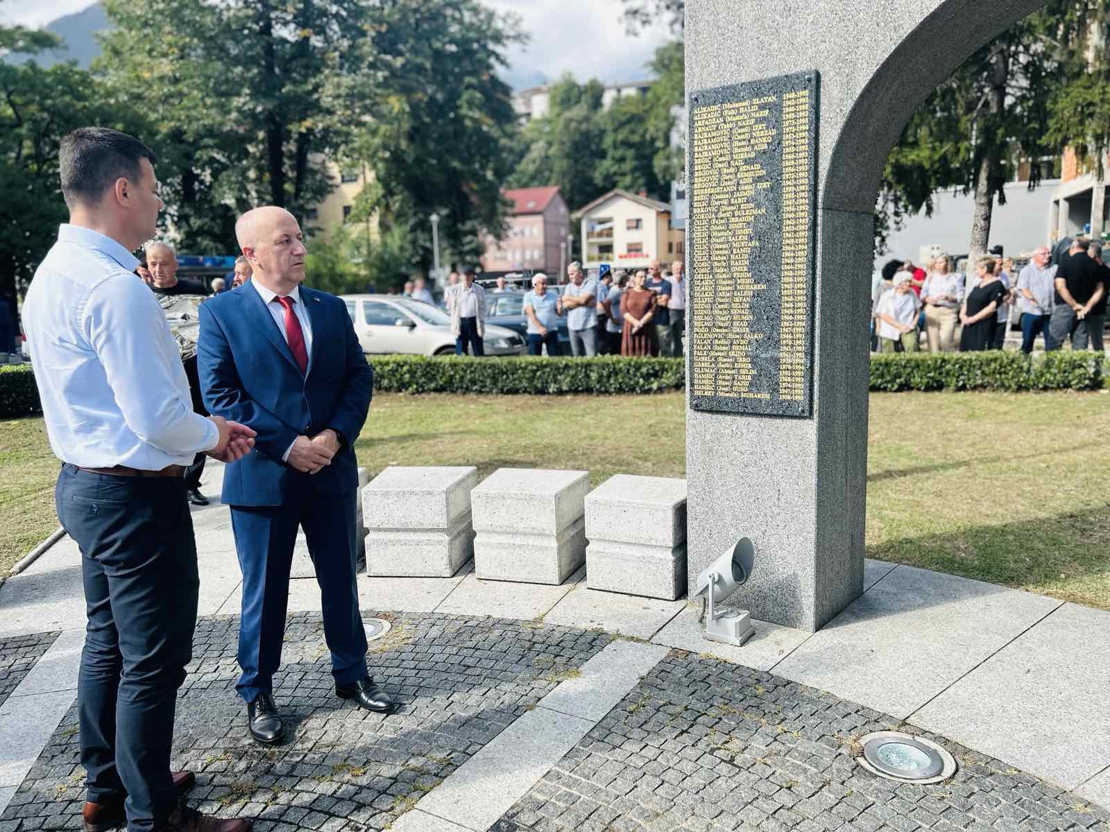 Ministar Lokmić prisustvovao godišnjici i otkrivanju spomenika poginulim policajcima u Jablanici