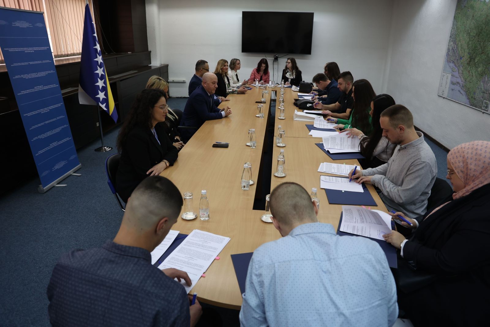 Министар Локмић потписао уговоре о стручном оспособљавању са 12 успјешних кандидата