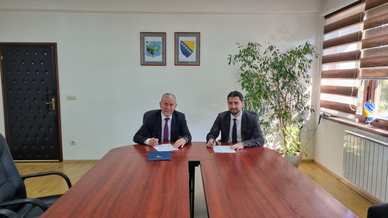 Министар Мартић у Брези: Издвојено 210.000 КМ за санацију локалне цесте и побољшање енергетске учинковитости