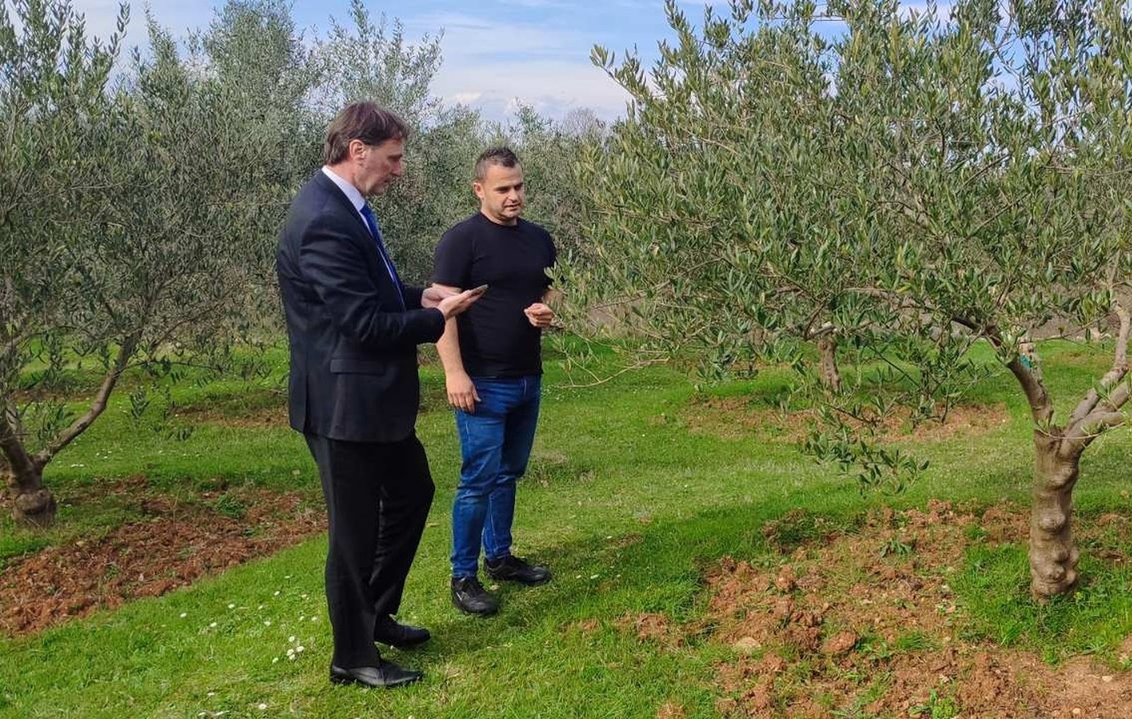 Министар Хрњић посјетио младе награђене маслинаре
