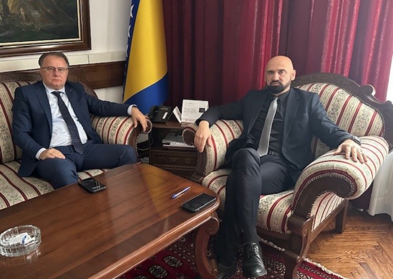 Премијер Никшић и министар Исак одржали састанак