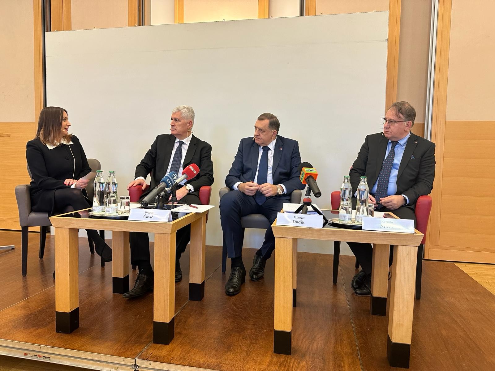 Премијер Никшић у Бечу: Желимо доћи до крајњег циља заједно, радом и разговором