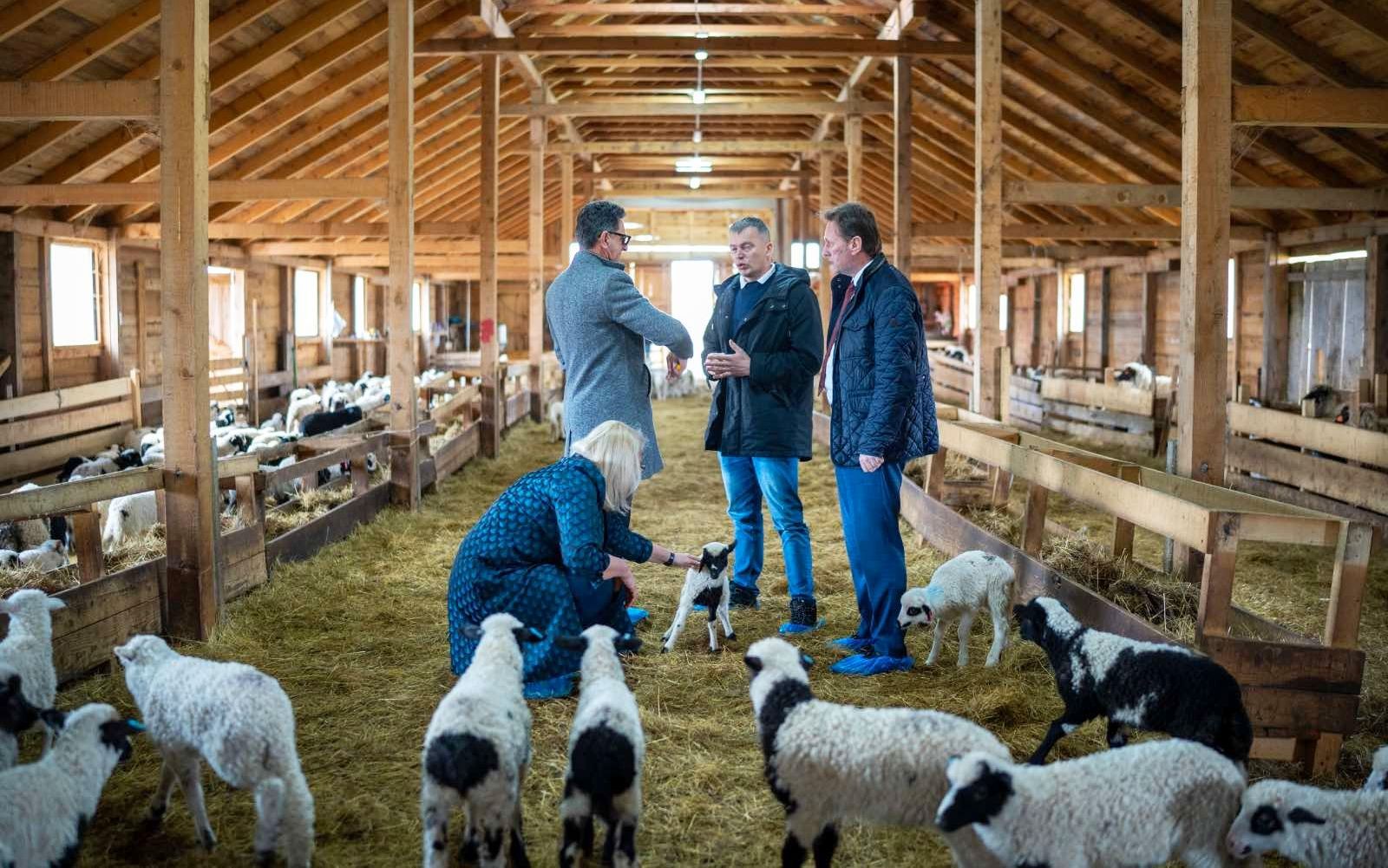 Министар Хрњић позвао пољопривреднике да се укључе у јавну расправу о Нацрту програма новчаних подршки за 2024. годину