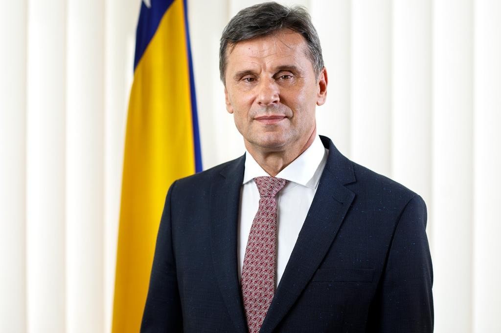 Premijer Novalić čestitao Hanuku: Neka ovi dani učvrste naša prijateljstva, vjernicima donesu zdravlje i sreću