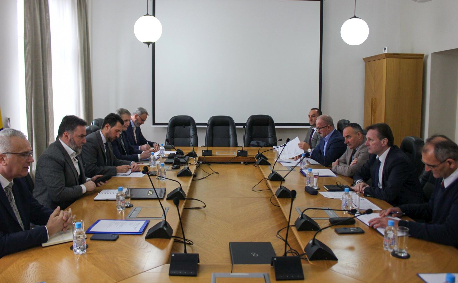 Министри Хрњић и Кошарац разговарали о реформским процесима и усклађености са ЕУ прописима