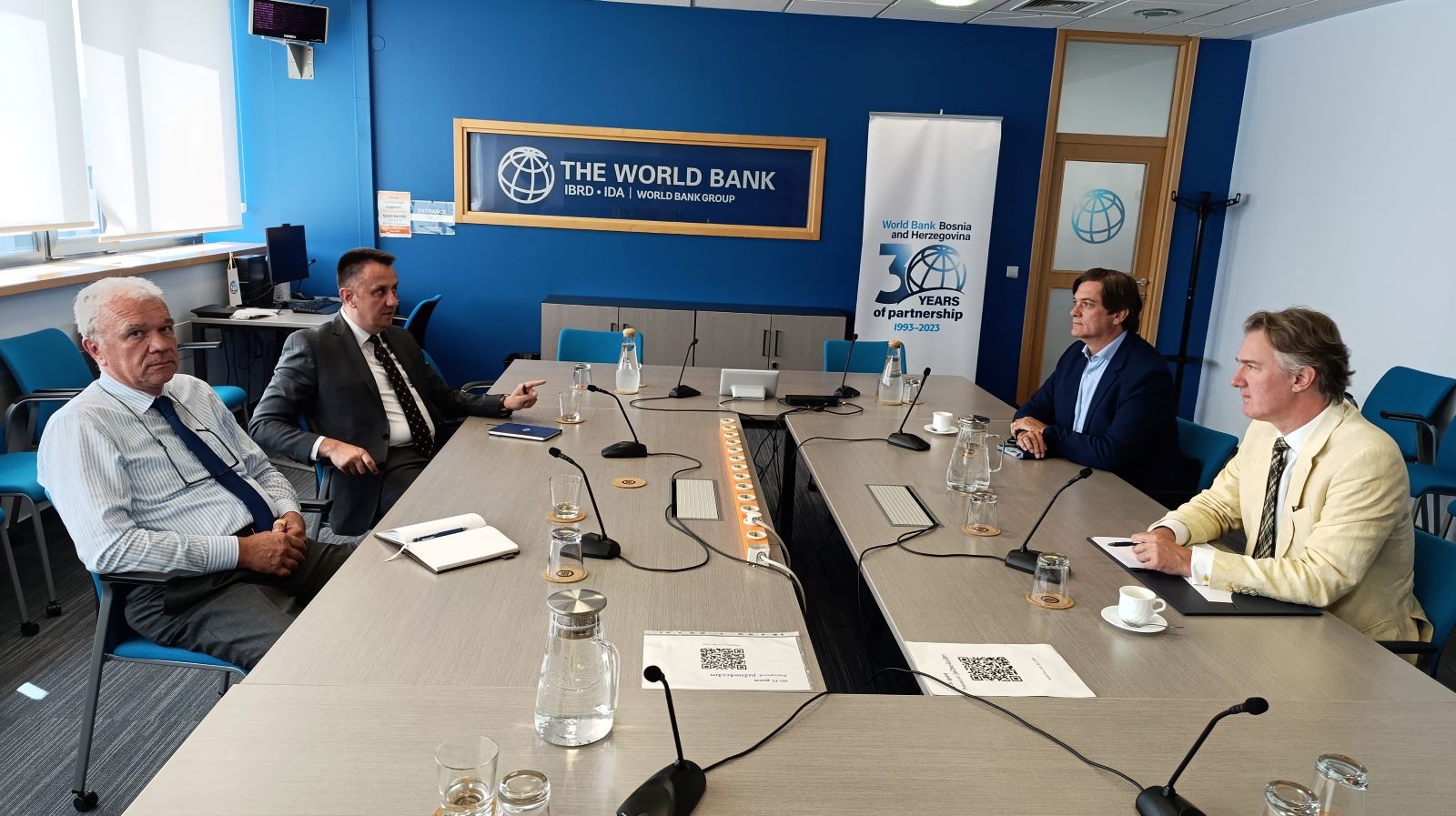 Министар Лакић са британским амбасадором и шефом Уреда Свјетске банке у БиХ: Финансијска помоћ за праведну транзицију