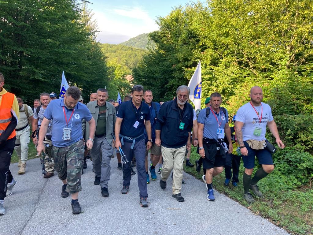 Premijer Novalić pridružio se učesnicima Marša mira:  Na ovom putu su ispisane najbolnije stranice naše historije