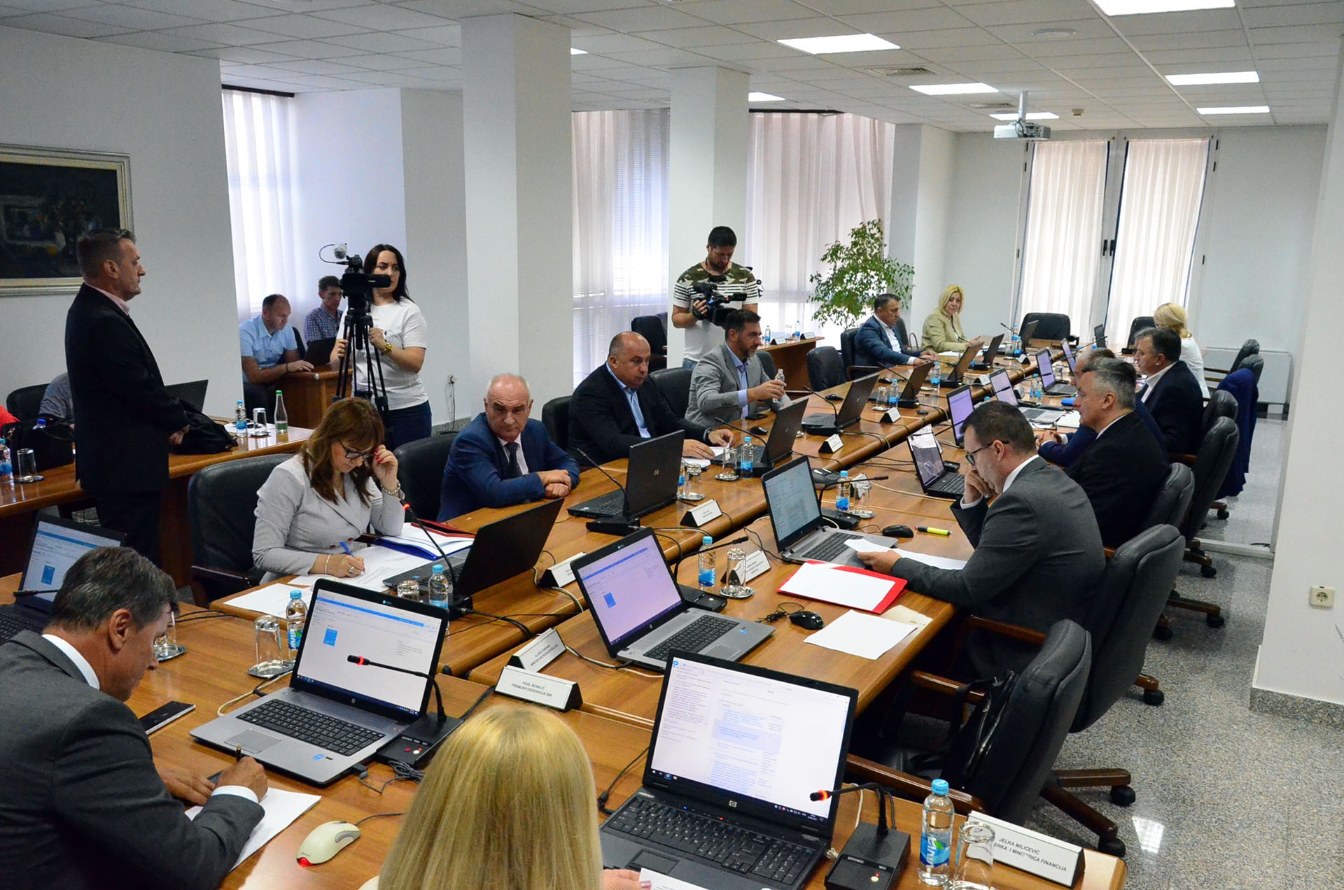 Vlada FBiH osudila oskrnavljivanje Partizanskog groblja u Mostaru i traži da počinioci hitno budu pronađeni i sankcionisani